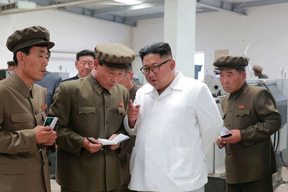 "Giải mã" cơn giận hiếm thấy của ông Kim Jong-un trong các chuyến thị sát - 4 Ông Kim Jong-un dặn dò cấp dưới trong chuyến thị sát tới một nhà máy (Ảnh: KCNA)