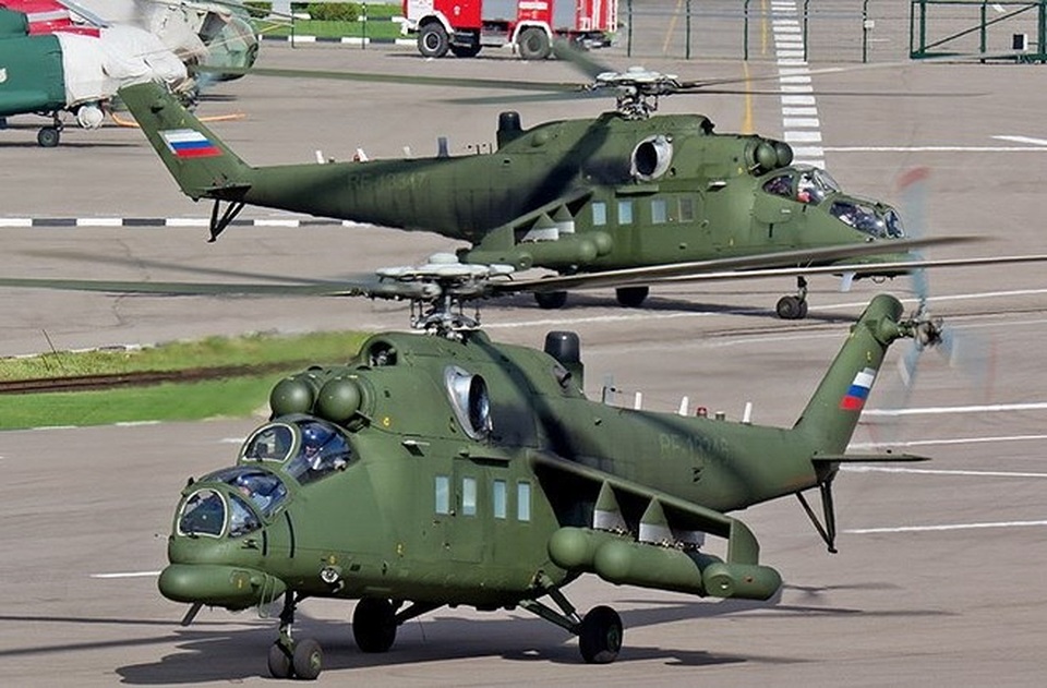 "Xe tăng bay" được sửa đổi dành riêng cho Tổng thống Putin có gì đặc biệt? - 9
Ngoài ra, các giá treo trên cánh máy bay còn mang được pod tác chiến điện tử hoặc trinh sát… nhưng lại không thấy vũ khí, điều này càng làm cho màn sương mù bao quanh máy bay thêm dày đặc.