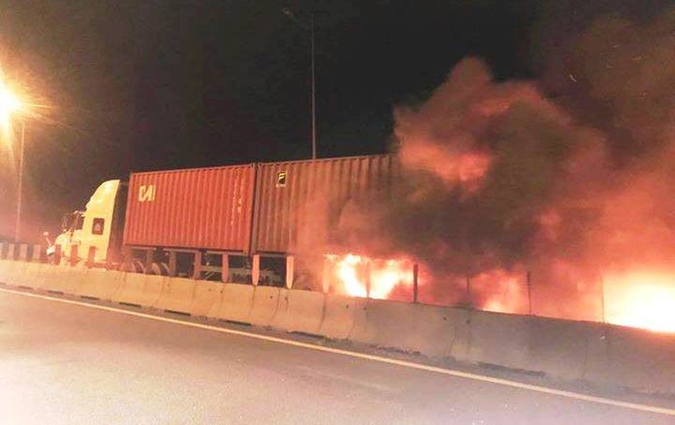 Xe khách bốc cháy ngùn ngụt, 2 người trên xe tử vong - 3 Hiện trường vụ cháy xe khách trên cao tốc HLD làm ít nhất 2 người tử vong.