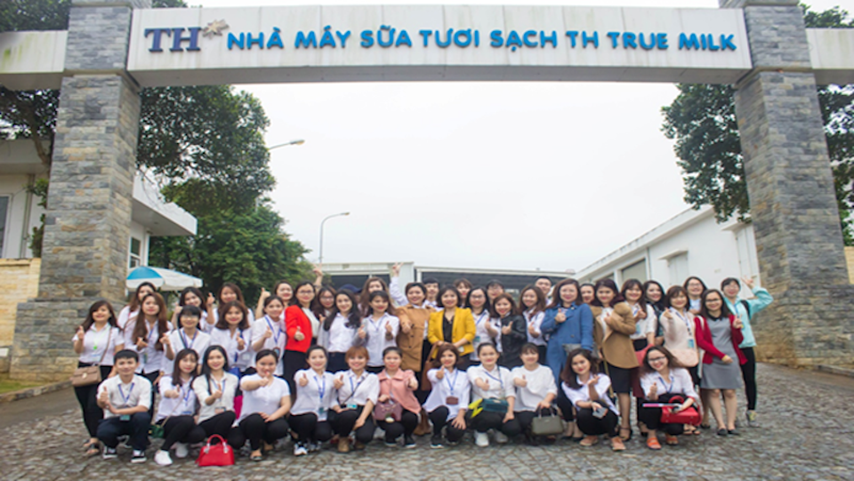 Các sinh viên đi thực tế tại trang trại sữa TH ở huyện Nghĩa Đàn.