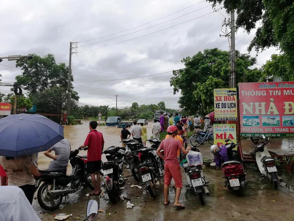 Hà Nội: Đoàn xe “liều mình” băng đoạn ngập sâu trên đường Hồ Chí Minh - 5 Nhiều xe máy không thể qua đoạn đường ngập sâu.