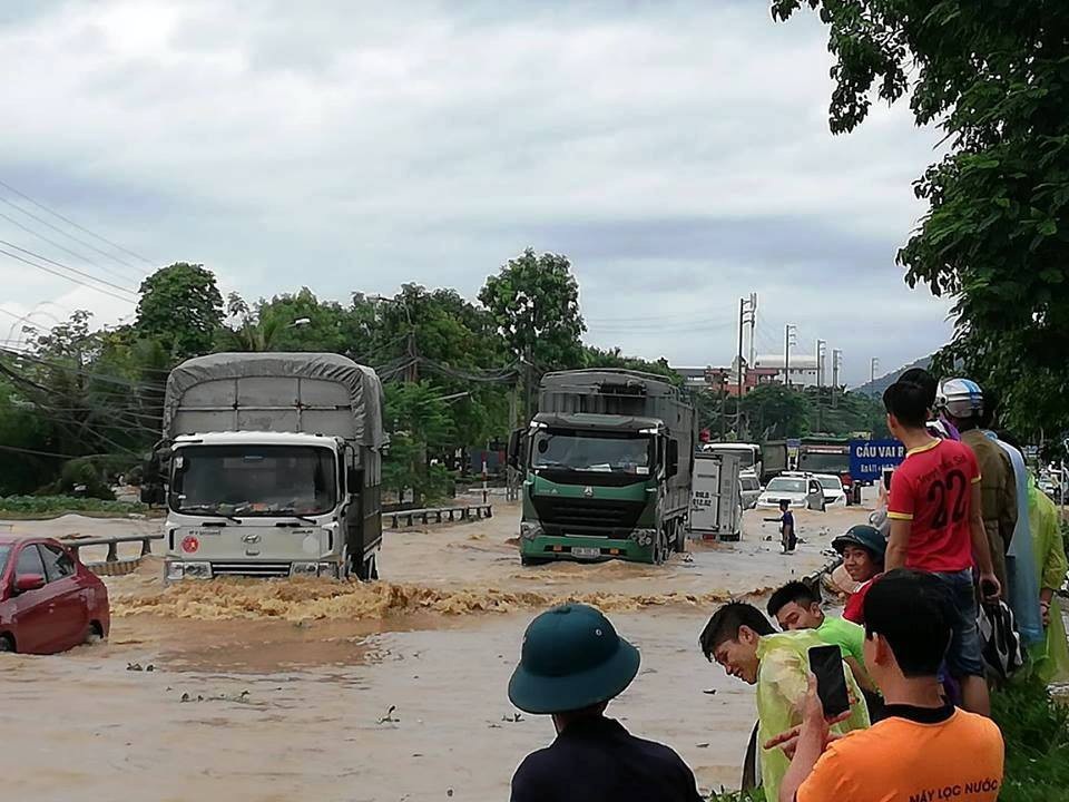 Hà Nội: Đoàn xe “liều mình” băng đoạn ngập sâu trên đường Hồ Chí Minh - 6 Ô tô liều mình nối đuôi nhau đi qua đoạn đường nguy hiểm.