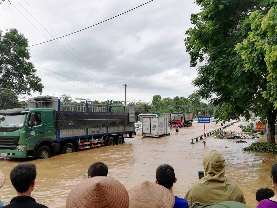 Hà Nội: Đoàn xe “liều mình” băng đoạn ngập sâu trên đường Hồ Chí Minh - 2 Các phương tiện qua lại rất khó khăn.