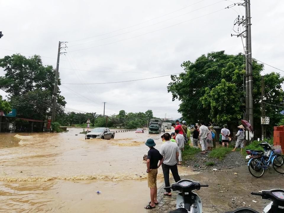 Hà Nội: Đoàn xe “liều mình” băng đoạn ngập sâu trên đường Hồ Chí Minh - 7 Hà Nội: Đoàn xe “liều mình” băng đoạn ngập sâu trên đường Hồ Chí Minh - 7