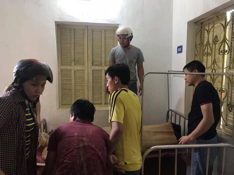 Phó Bí thư xã tử vong khi cứu cháu bé mắc kẹt trong lũ - 2
Người nhà nạn nhân bàng hoàng trước cái chết của ông Tài (Ảnh: CTV)