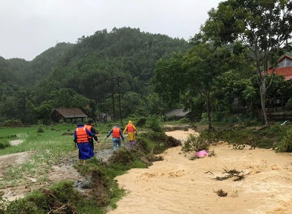 Vụ 4 người bị lũ cuốn: Hơn 200 người đội mưa tìm kiếm các nạn nhân - 2 Lực lượng tìm kiếm dọc con suối