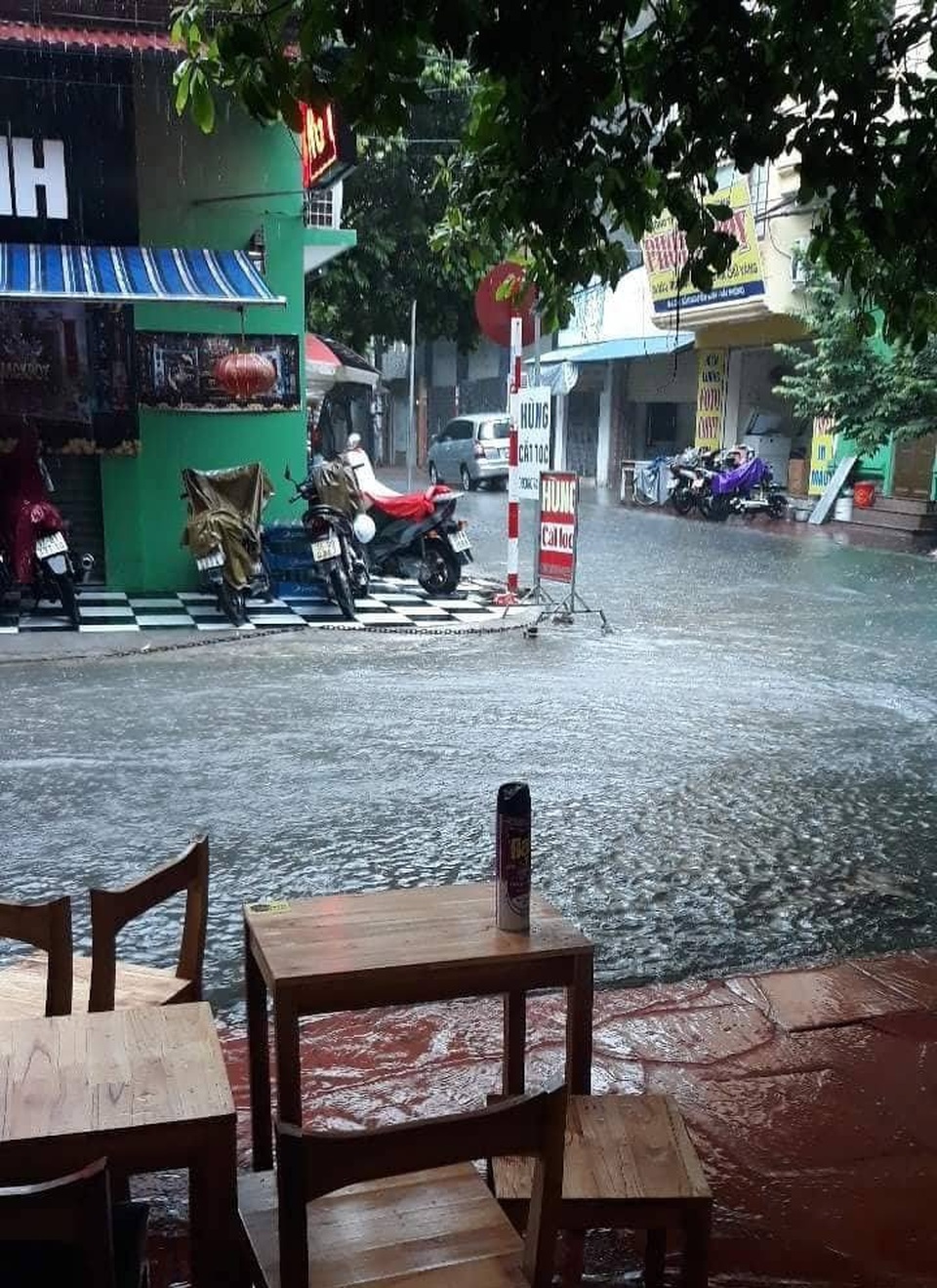 Đường phố Hải Phòng thành sông sau cơn mưa kéo dài - 3
Nước tràn vào tận trong quán cà phê.