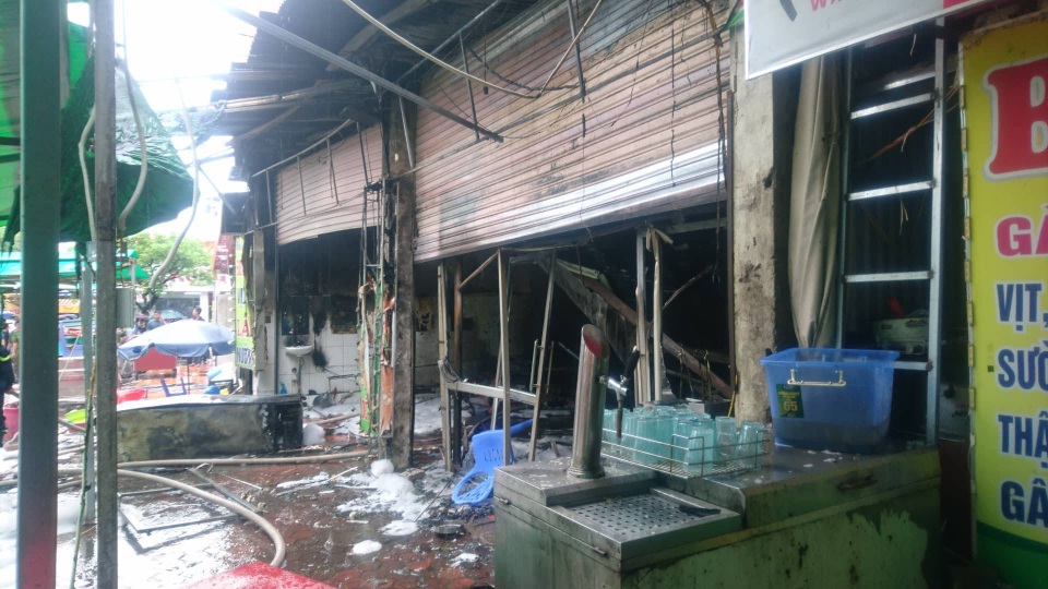 Hà Nội: Quán bia cháy lớn trong mưa, 1 phụ nữ tử vong - 1 Hà Nội: Quán bia cháy lớn trong mưa, 1 phụ nữ tử vong - 1