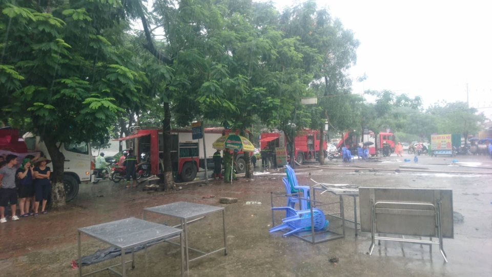 Hà Nội: Quán bia cháy lớn trong mưa, 1 phụ nữ tử vong - 2 Hà Nội: Quán bia cháy lớn trong mưa, 1 phụ nữ tử vong - 2