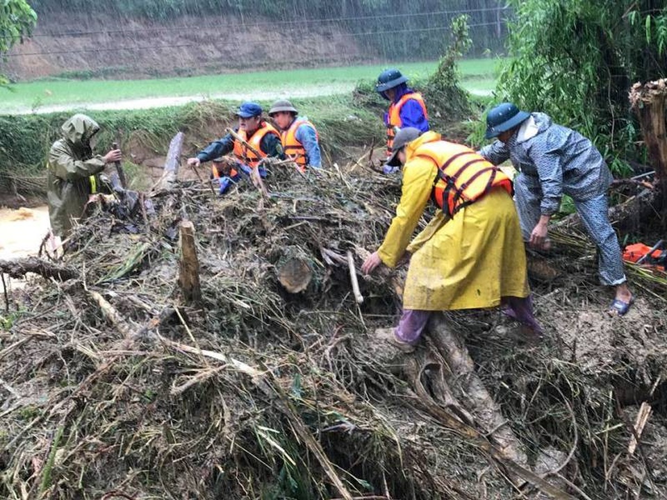 Vụ 4 người bị lũ cuốn: Hơn 200 người đội mưa tìm kiếm các nạn nhân - 3 Đào bới trong đống đổ nát