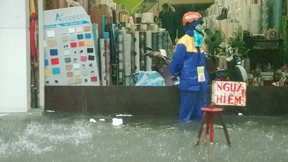 Đường phố Hải Phòng thành sông sau cơn mưa kéo dài - 10
Nhân viên Công ty Thoát nước đặt biển cảnh báo nguy hiểm tại đường Tô Hiệu.