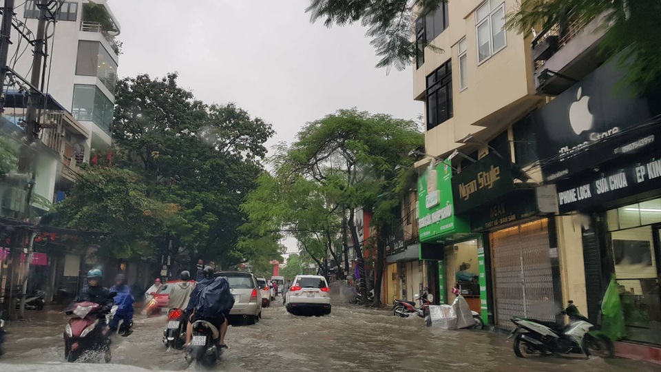 Đường phố Hải Phòng thành sông sau cơn mưa kéo dài - 4 Đường phố Hải Phòng thành sông sau cơn mưa kéo dài - 4