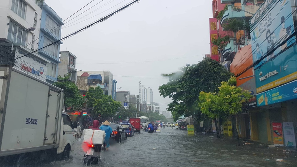 Đường phố Hải Phòng thành sông sau cơn mưa kéo dài - 1
Đường Trần Nguyên Hãn ngập lụt, giao thông hỗn loạn.