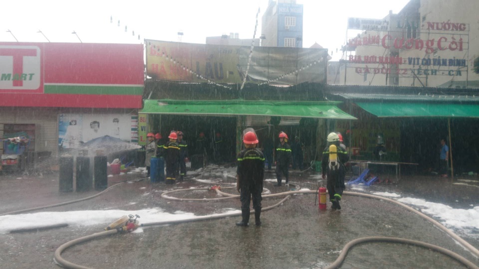 Hà Nội: Quán bia cháy lớn trong mưa, 1 phụ nữ tử vong - 3
Đám cháy bùng phát khi trời đang mưa lớn.