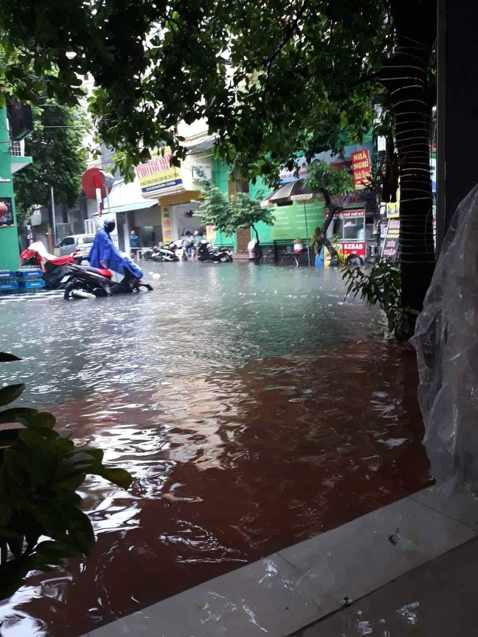 Đường phố Hải Phòng thành sông sau cơn mưa kéo dài - 5 Đường phố Hải Phòng thành sông sau cơn mưa kéo dài - 5