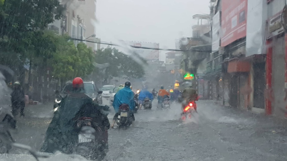 Đường phố Hải Phòng thành sông sau cơn mưa kéo dài - 6 Đường phố Hải Phòng thành sông sau cơn mưa kéo dài - 6