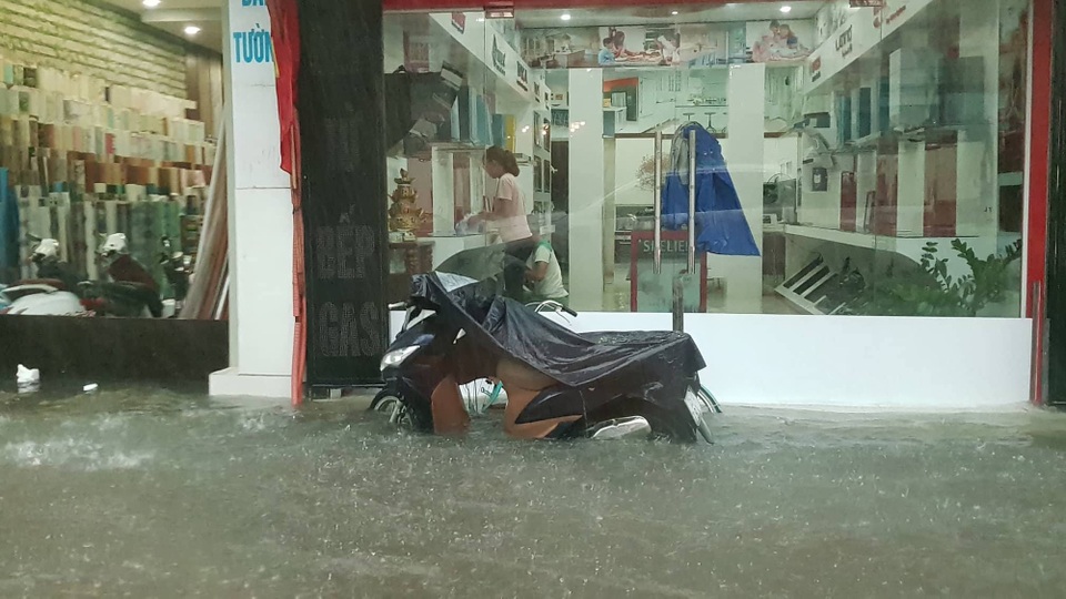 Đường phố Hải Phòng thành sông sau cơn mưa kéo dài - 7 Đường phố Hải Phòng thành sông sau cơn mưa kéo dài - 7