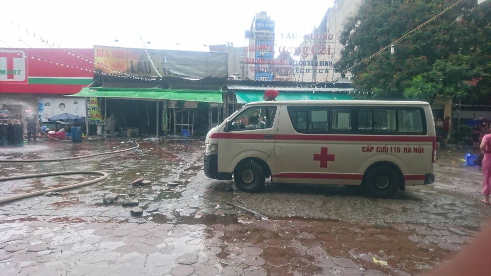 Hà Nội: Quán bia cháy lớn trong mưa, 1 phụ nữ tử vong - 5
Một người phụ nữ đã tử vong trong đám cháy.