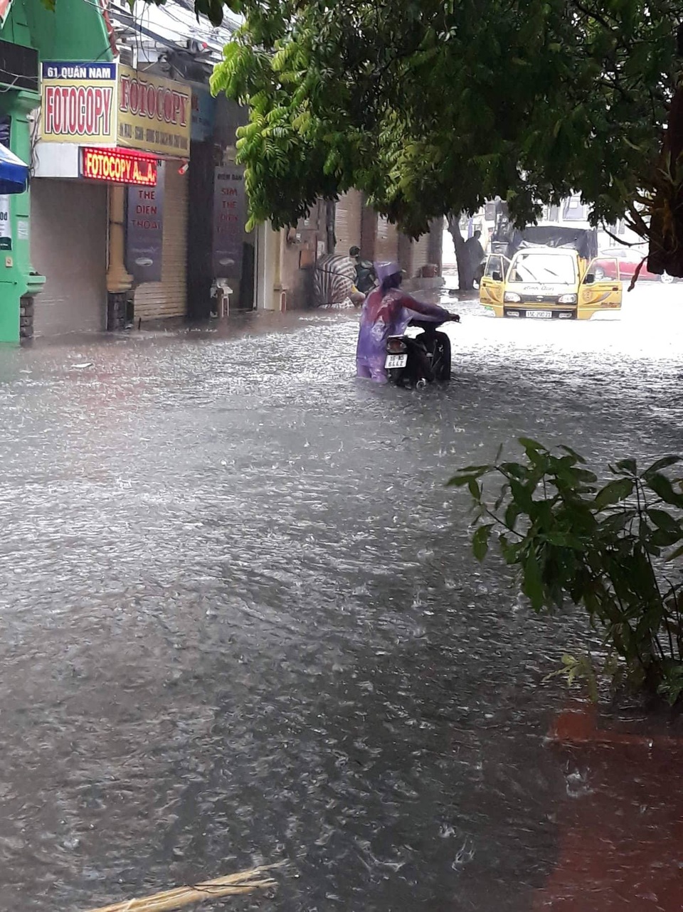 Đường phố Hải Phòng thành sông sau cơn mưa kéo dài - 9
Nhiều phương tiện chết máy giữa dòng nước.