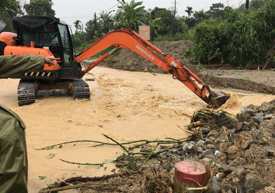 Vụ 4 người bị lũ cuốn: Hơn 200 người đội mưa tìm kiếm các nạn nhân - 7 Huy động máy múc khơi thông dòng chảy