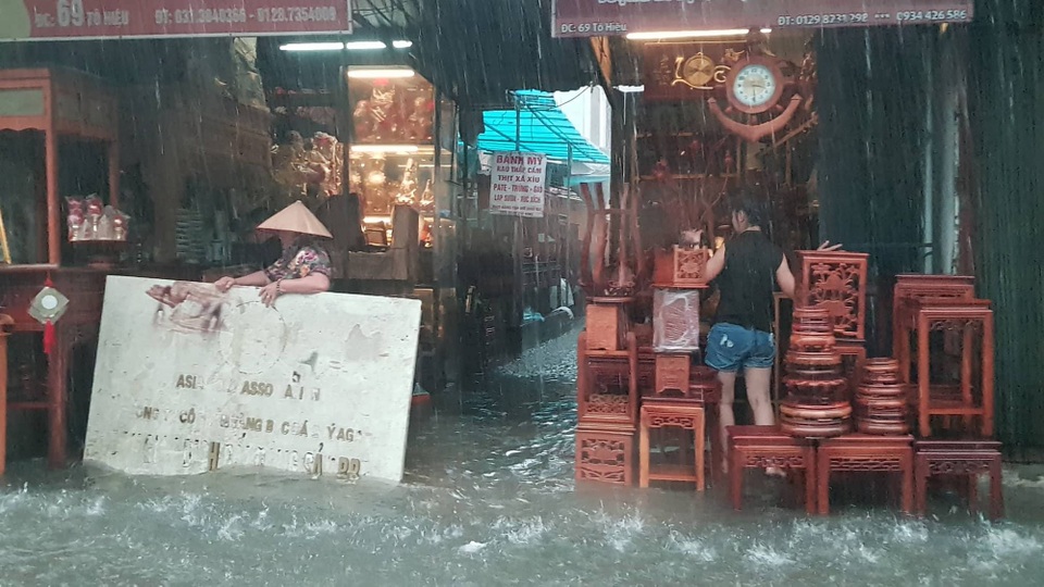 Đường phố Hải Phòng thành sông sau cơn mưa kéo dài - 2
Tiểu thương vất vả tìm cách kê đồ lên cao.