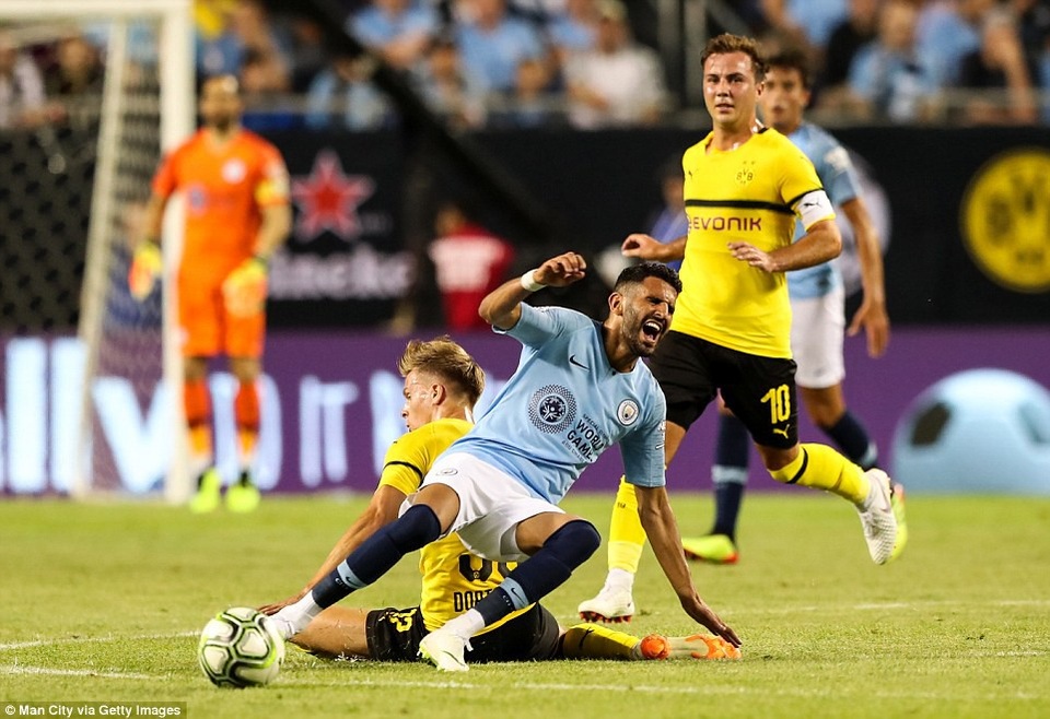 “Bom tấn” Mahrez ra mắt, Man City vẫn thúc thủ trước Dortmund - 1
Mahrez vẫn chưa tạo được nhiều dấu ấn trong trận ra mắt Man City