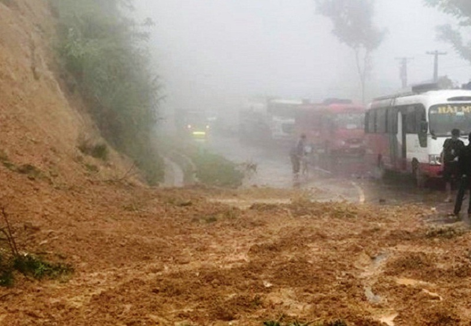 Vụ 4 người bị lũ cuốn: Hơn 200 người đội mưa tìm kiếm các nạn nhân - 9 Giao thông bị ách tắc do tình trạng sạt lở