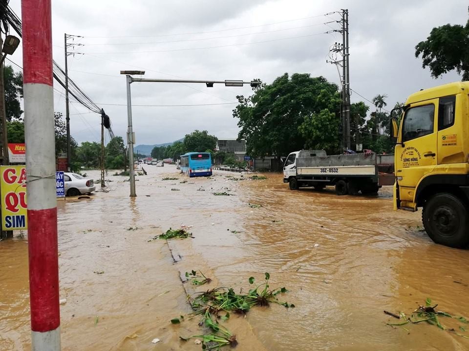 Hà Nội: Đoàn xe “liều mình” băng đoạn ngập sâu trên đường Hồ Chí Minh - 8 Hà Nội: Đoàn xe “liều mình” băng đoạn ngập sâu trên đường Hồ Chí Minh - 8