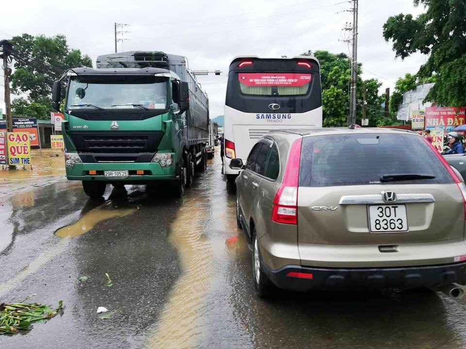 Hà Nội: Đoàn xe “liều mình” băng đoạn ngập sâu trên đường Hồ Chí Minh - 4
Giao thông 2 đầu đoạn đường nước ngập bị hỗn loạn.