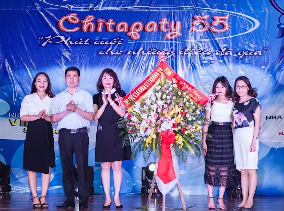 Những sinh viên ra trường chia tay giảng viên khoa.