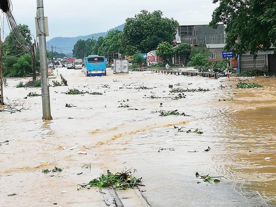 Hà Nội: Đoàn xe “liều mình” băng đoạn ngập sâu trên đường Hồ Chí Minh - 1
Đường Hồ Chí Minh đoạn qua xã Phú Cát bị ngập sâu trong nước.