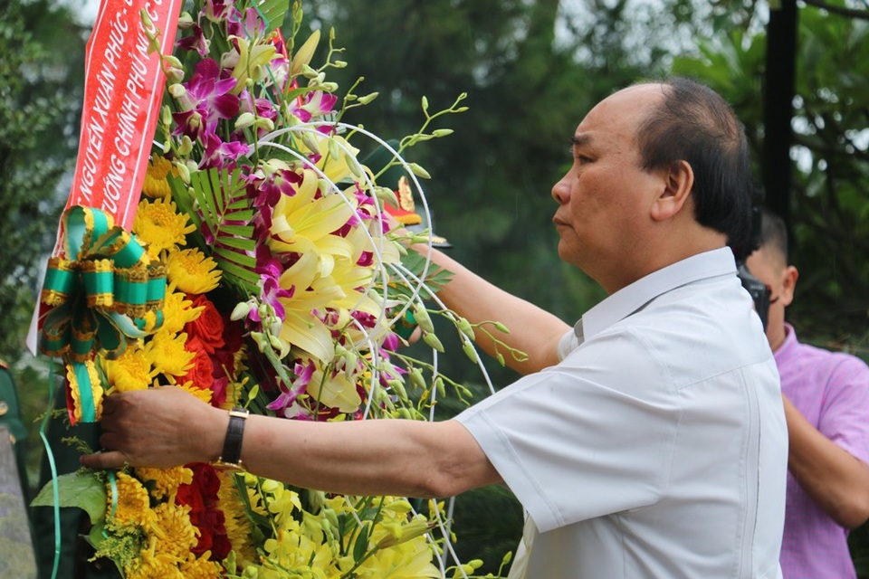 Thủ tướng Nguyễn Xuân Phúc ấn tượng với các khu vườn mẫu tại Hà Tĩnh - 1 Thủ tướng Chính phủ Nguyễn Xuân Phúc đặt vòng hoa, dâng hương tại Khu mộ cố Tổng Bí thư Trần Phú