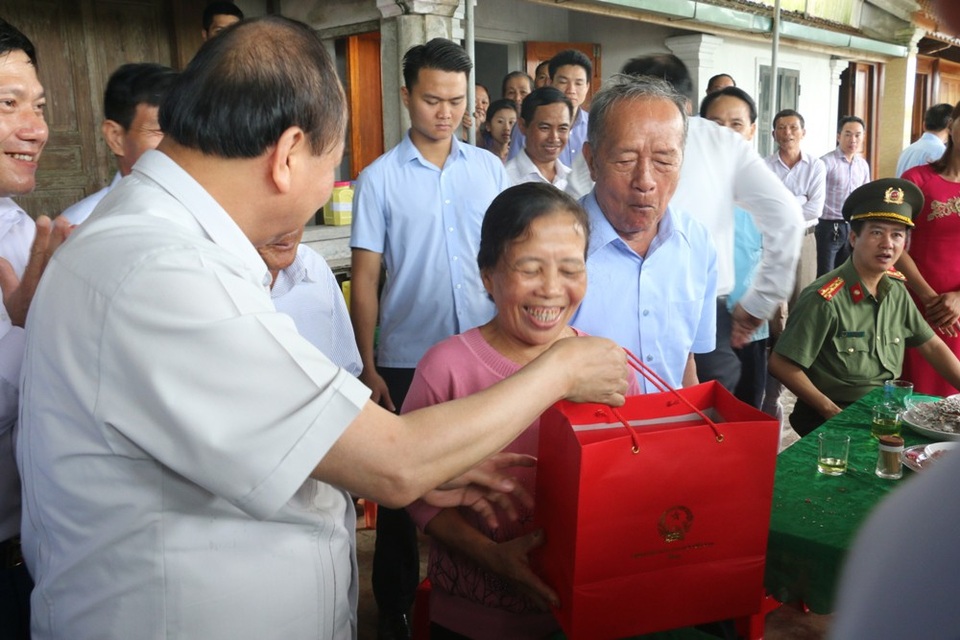 Thủ tướng Nguyễn Xuân Phúc ấn tượng với các khu vườn mẫu tại Hà Tĩnh - 7
Thủ tướng thăm và tặng quà các hộ dân, gia đình chính sách, có công với cách mạng