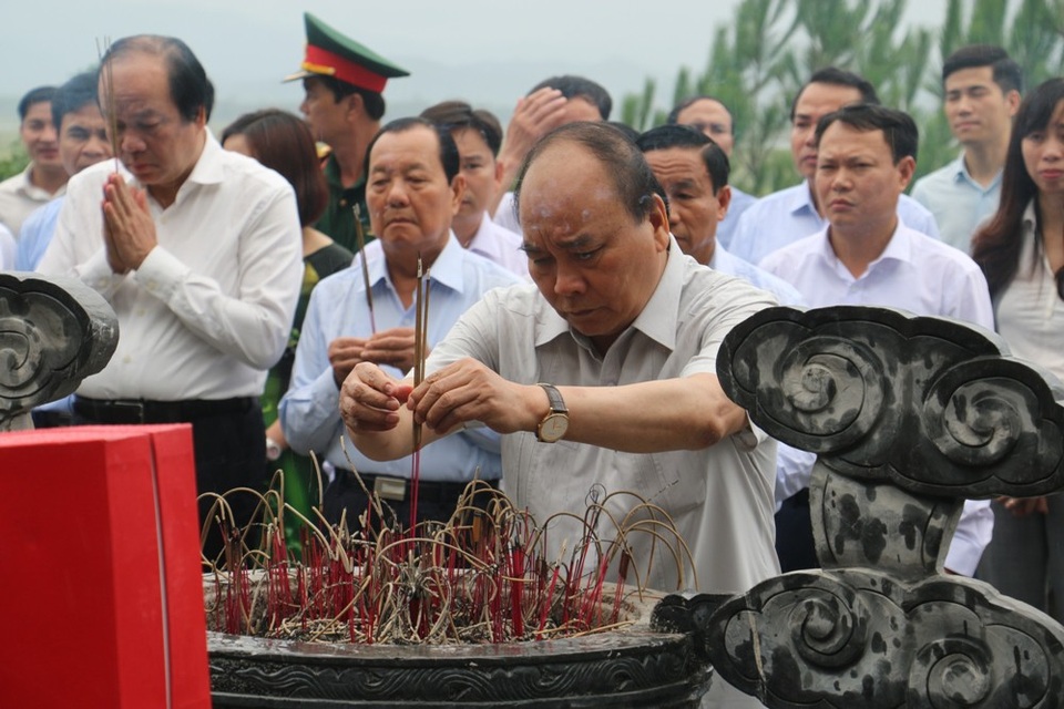Thủ tướng Nguyễn Xuân Phúc ấn tượng với các khu vườn mẫu tại Hà Tĩnh - 3 Thủ tướng Chính phủ Nguyễn Xuân Phúc đặt vòng hoa, dâng hương tại Khu mộ cố Tổng Bí thư Trần Phú