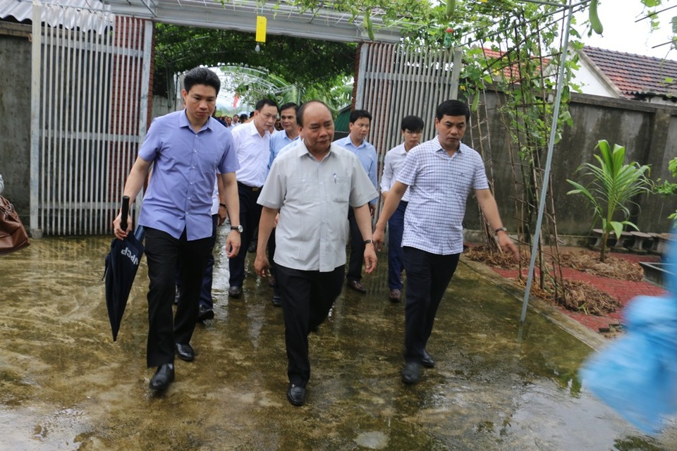 Thủ tướng Nguyễn Xuân Phúc ấn tượng với các khu vườn mẫu tại Hà Tĩnh - 2 Thủ tướng Nguyễn Xuân Phúc thị sát khu dân cư kiểu mẫu, một số vườn mẫu tại thôn Châu Nội, xã Tùng Ảnh