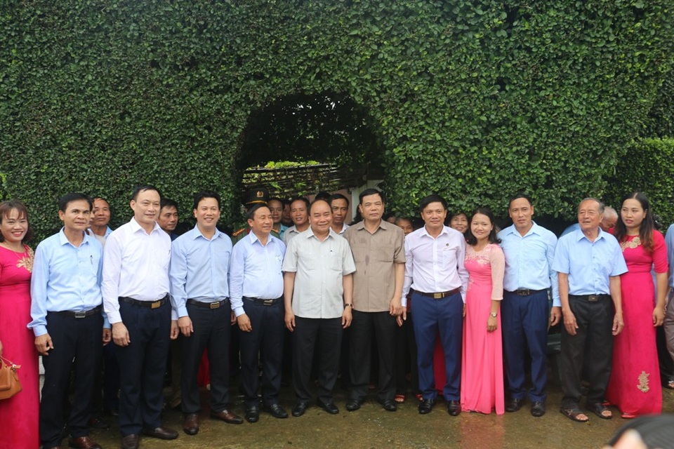Thủ tướng Nguyễn Xuân Phúc ấn tượng với các khu vườn mẫu tại Hà Tĩnh - 8
Thủ tướng cùng đoàn công tác chụp ảnh lưu niệm tại một vườn mẫu tại thôn Châu Nội, xã Tùng Ảnh.