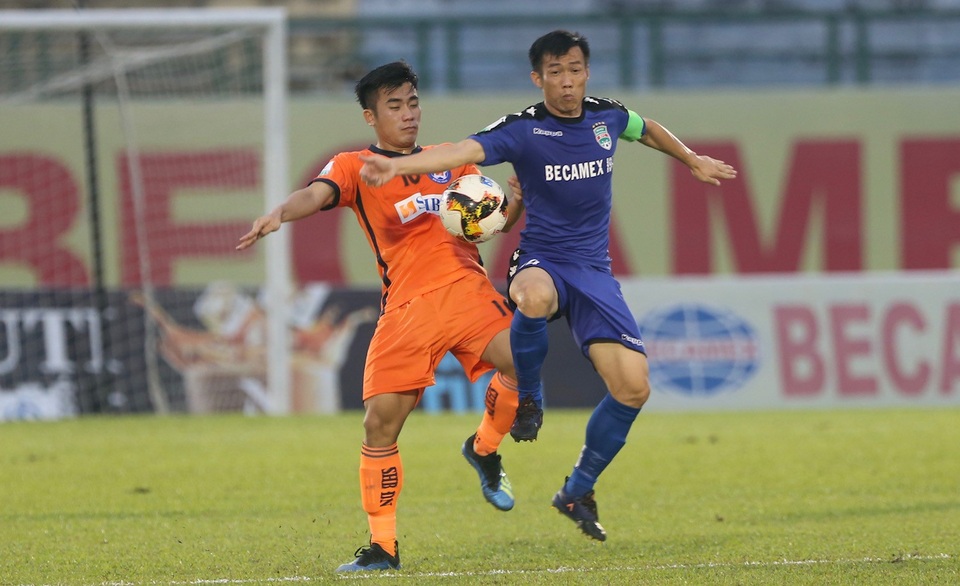 SHB Đà Nẵng thua đậm B.Bình Dương ở vòng 20 V-League - 3 Đội trưởng Lê Tấn Tài giúp đội bóng đất Thủ Dầu làm chủ trục giữa (ảnh: Anh Hải)
