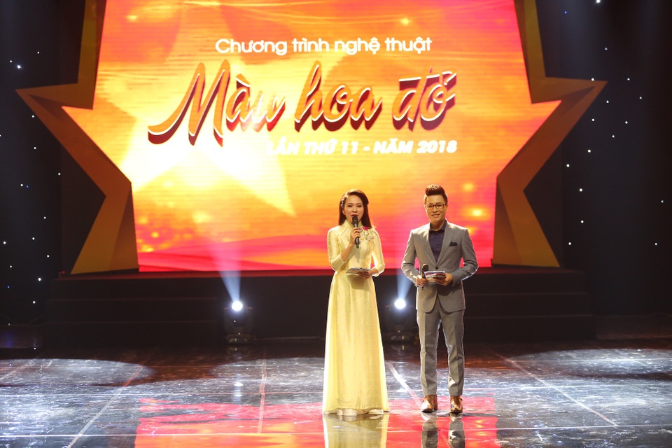 Khán giả trào dâng niềm xúc cảm với đêm nhạc “Màu hoa đỏ” - 7 Khán giả trào dâng niềm xúc cảm với đêm nhạc “Màu hoa đỏ” - 7
