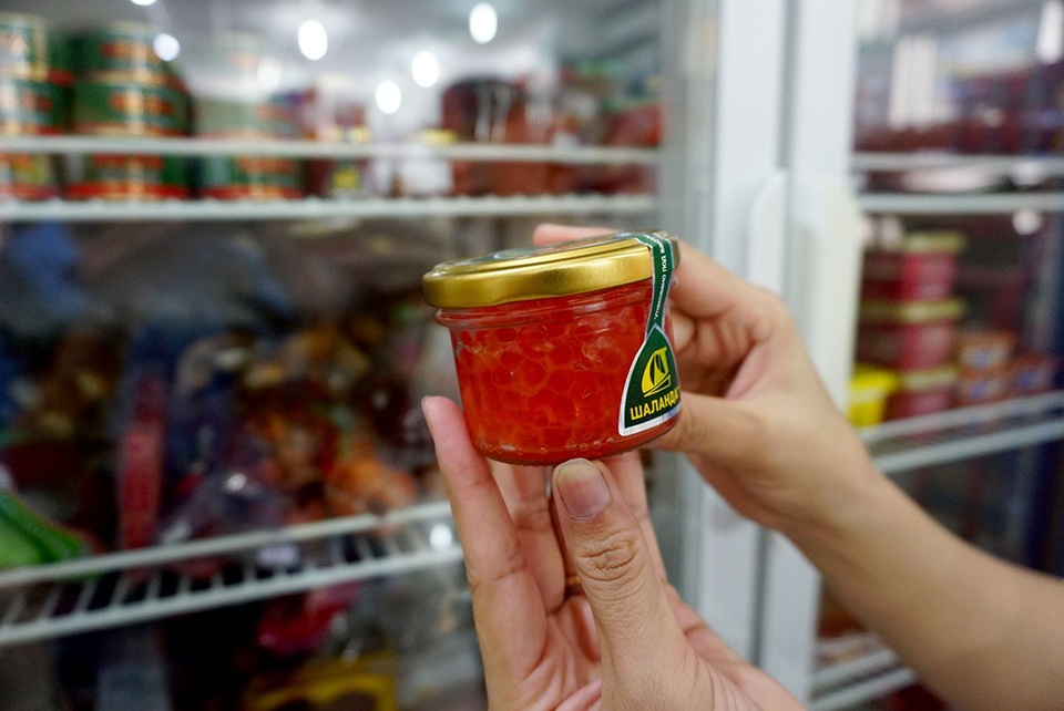 Khu chợ Nga độc đáo giữa lòng Sài Gòn - 12 Mặt hàng bán chạy nhất là trứng cá hồi nhập từ Nga.