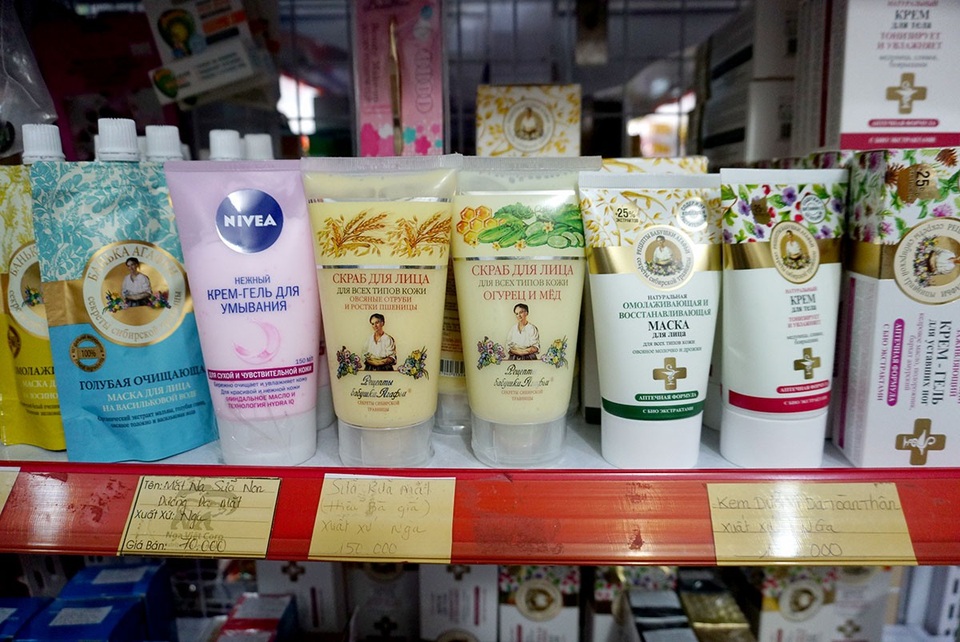 Khu chợ Nga độc đáo giữa lòng Sài Gòn - 11 Những mặt hàng lưu niệm, mỹ phẩm Nga được bán trong chợ.