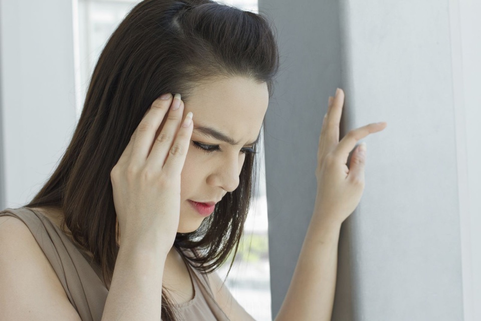Chóng mặt khi đứng dậy có nguy hiểm không? - 1 Nếu cảm giác chóng mặt nặng lên thay vì giảm đi sau khi đứng dậy, thì có lẽ nên nói chuyện với bác sĩ.