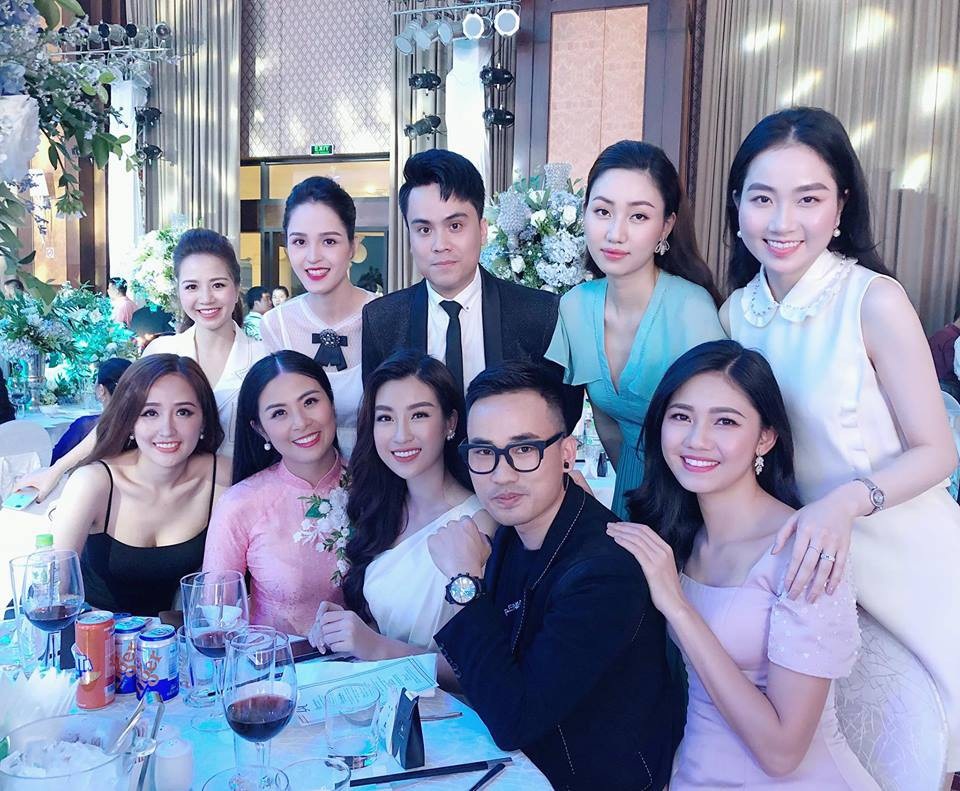 Bên cạnh Hoa hậu Mai Phương Thuý, Hoa hậu Ngọc Hân thì Hoa hậu Đỗ Mỹ Linh, Á hậu Thanh Tú, Á hậu Hoàng Anh, Á hậu Trà My, NTK Hà Duy… cũng xuất hiện trong tiệc cưới.