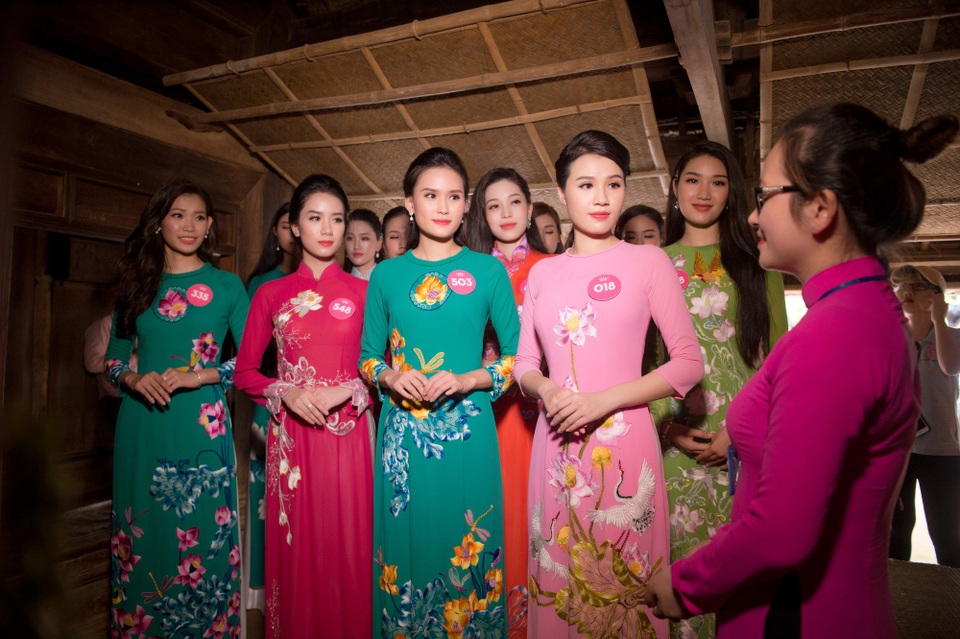Thí sinh Hoa hậu Việt Nam về thăm làng Sen, nghe điệu hò Ví Giặm - 5 Thí sinh Hoa hậu Việt Nam về thăm làng Sen, nghe điệu hò Ví Giặm - 5