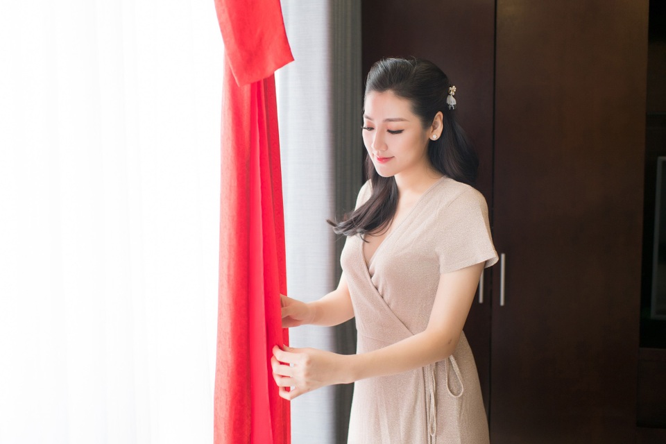 Á hậu Tú Anh xúc động trong lễ vu quy ngày Hà Nội mưa ngập - 1 Hôm nay (ngày 21/7), Á hậu Tú Anh chính thức lên xe hoa về nhà chồng, khép lại cuộc sống độc thân và mở ra một hành trình cuộc sống mới.