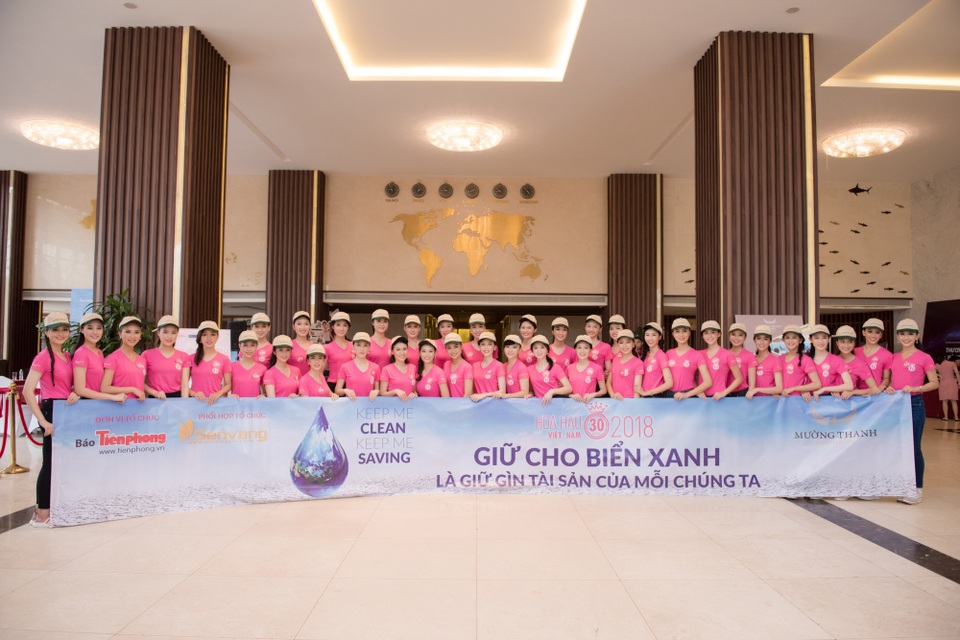 Thí sinh Hoa hậu Việt Nam tham gia làm sạch biển Cửa Lò - 1 38 thí sinh chung khảo phía Bắc và cán bộ nhân viên khách sạn Mường Thanh chung tay dọn rác bãi biển Cửa Lò sau bão Sơn Tinh