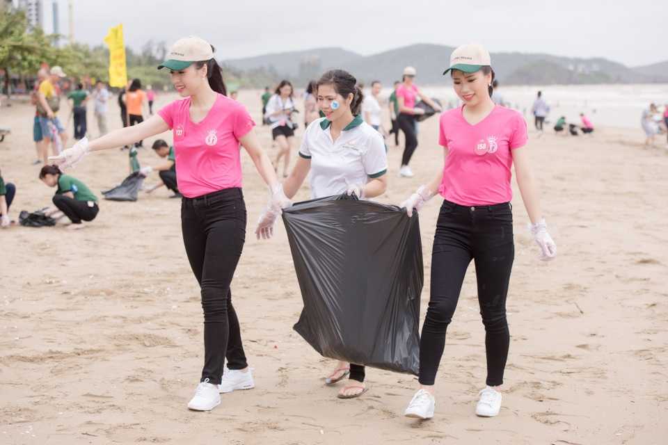 Thí sinh Hoa hậu Việt Nam tham gia làm sạch biển Cửa Lò - 3 Các thí sinh được chia làm hai nhóm để thực hiện dự án