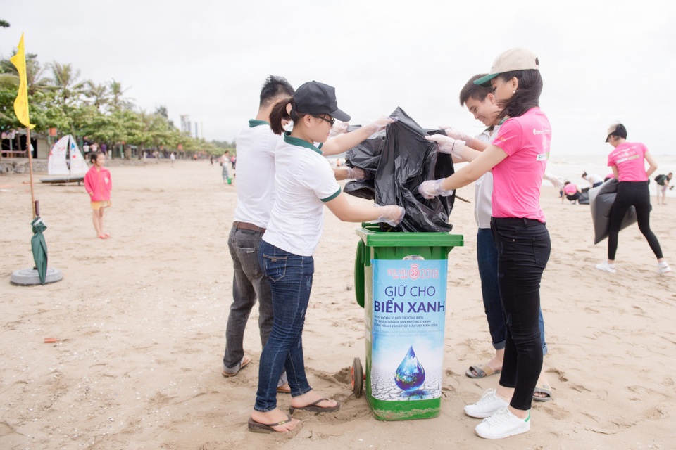 Thí sinh Hoa hậu Việt Nam tham gia làm sạch biển Cửa Lò - 6 Đây là hoạt động hưởng ứng tháng hành động vì môi trường