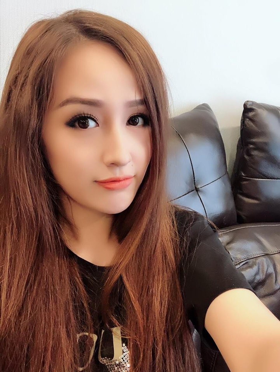 Á hậu Tú Anh xúc động trong lễ vu quy ngày Hà Nội mưa ngập - 4 Hoa hậu Mai Phương Thuý có mặt từ sớm để dự lễ vu quy của cô em thân thiết. Cô gọi yêu Tú Anh là con gái.