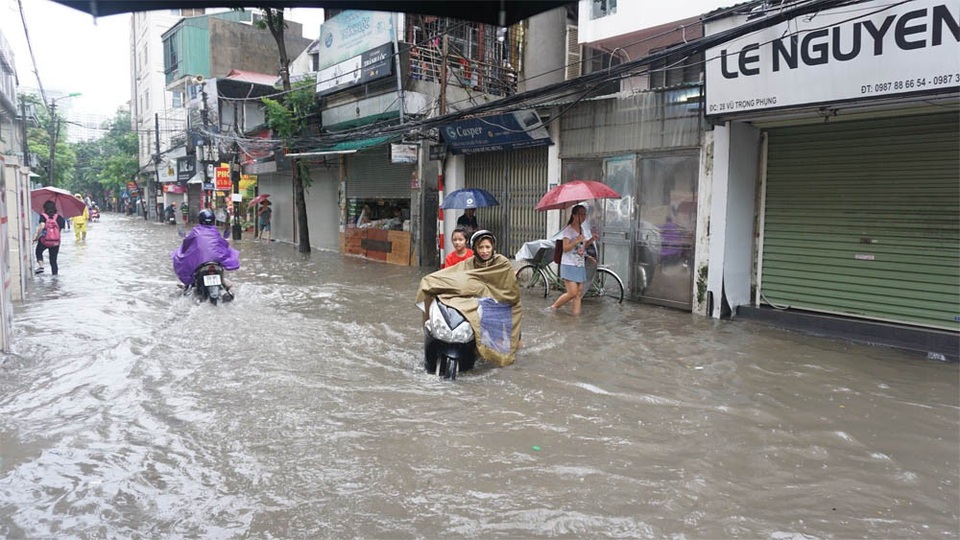 Mưa lớn dai dẳng, Hà Nội mênh mông nước ngập - 10