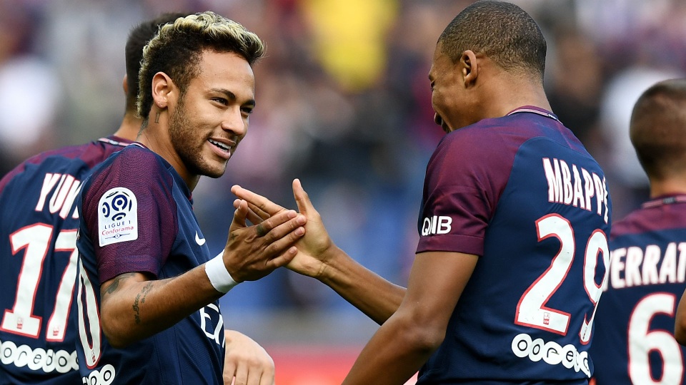 Huấn luyện viên Deschamps: “Mbappe đã tiến xa hơn Henry” - 3
Mbappe (phải) đã trở thành cầu thủ thứ hai đắt giá nhất thế giới chỉ sau Neymar (trái)